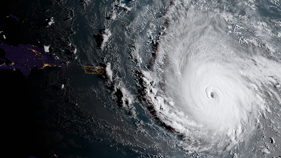 Zdjęcie satelitarne Huraganu Irma zbliżającego się do Małych Antyli. Fot. NOAA.