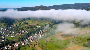 01.11.2020 08:00 Gęste mgły spowiły wiele regionów naszego kraju. Zobacz to piękne, ale też groźne, zjawisko z lotu ptaka