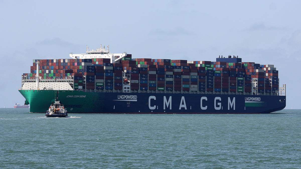 Ogromny kontenerowiec z napisem "CMA CGM" na burcie płynie po spokojnym morzu.