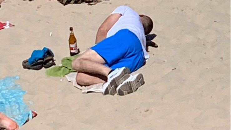 Ratownik z Mielna zrobił zdjęcia pijącym na plaży. "Na podwójnym gazie wchodzą do wody"