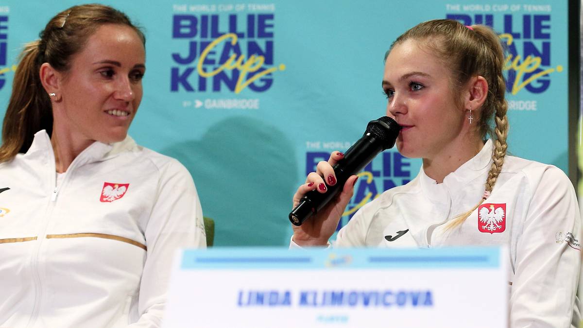 Linda Klimovicova, tenisistka reprezentacji Polski, przemawia podczas konferencji prasowej Billie Jean King Cup.