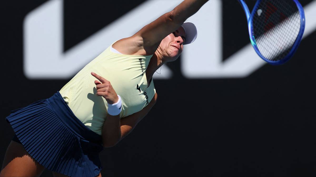 Tenisistka Magda Linette podczas serwisu w meczu Australian Open.