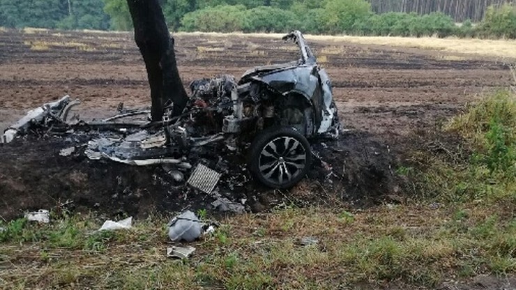 Samochód zjechał z jezdni, uderzył w drzewo i zaczął się palić. Śmiertelny wypadek