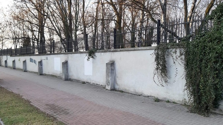 Nazistowskie symbole na murze kirkutu w Oświęcimiu