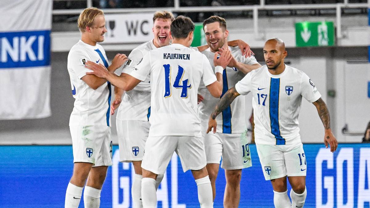 Piłkarze reprezentacji Finlandii świętują bramkę.