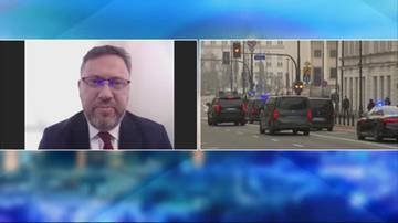 Mężczyzna w okularach i garniturze patrzy w kamerę. Obok zdjęcie kolumny samochod&oacute;w jadących ulicą miasta.