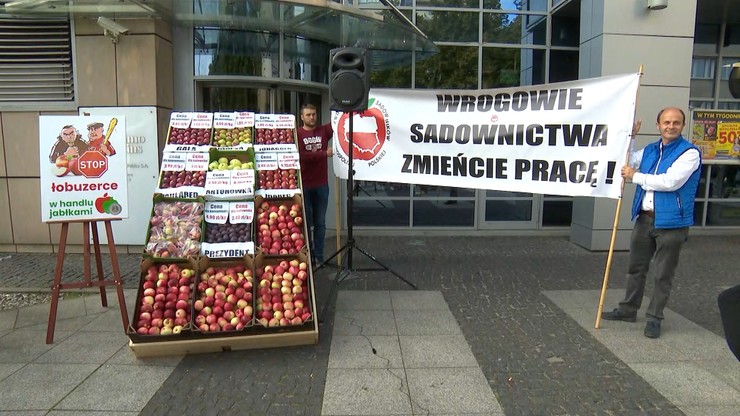 Warszawa. Protest sadowników przed siedzibą Biedronki