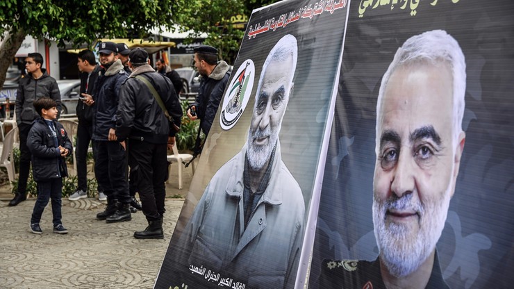 Ciało Sulejmaniego już w Iranie. Żałobnicy: "Ameryka to szatan"