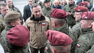 Andrzej Duda drugi miesiąc z rzędu liderem zaufania. Donald Tusk wrócił na podium