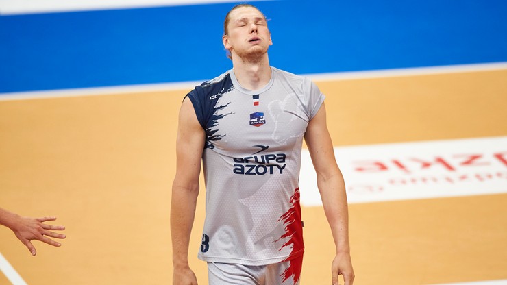 To musiało boleć! Jakub Kochanowski przyjął potężny cios w głowę od kolegi z drużyny (WIDEO)