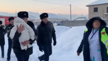 Katastrofa samolotu w Kazachstanie. Policjant uratował niemowlę