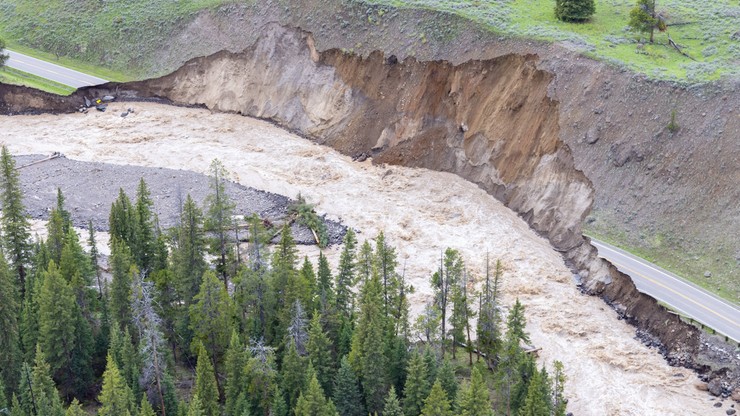 USA. Powódź w Parku Narodowym Yellowstone. 10 tys. turystów ewakuowanych