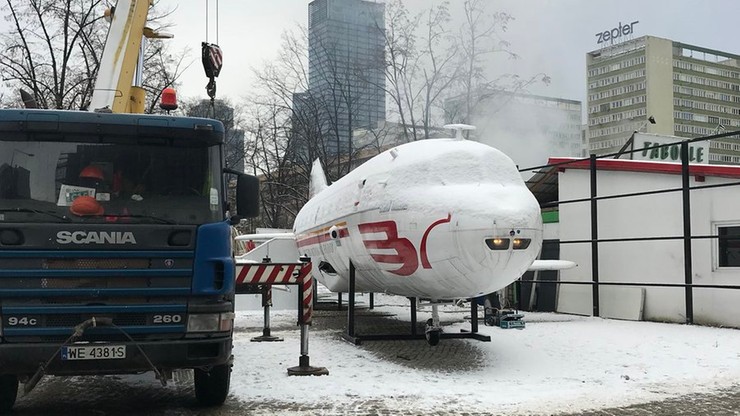 W centrum Warszawy rozpoczęto usuwanie samolotu-atrapy. Tuż obok wybuchł pożar