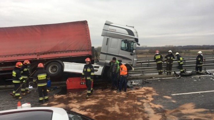Ciężarówka uderzyła w bariery na autostradzie