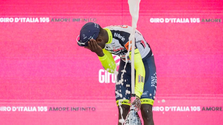 Giro d'Italia. Zwycięzca 10. etapu w Jesi Biniam Girmay trafił do szpitala. Przyczyną szampan