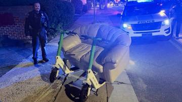 Nietypowa interwencja policji w USA. Zatrzymano mężczyzn jadących na kanapie