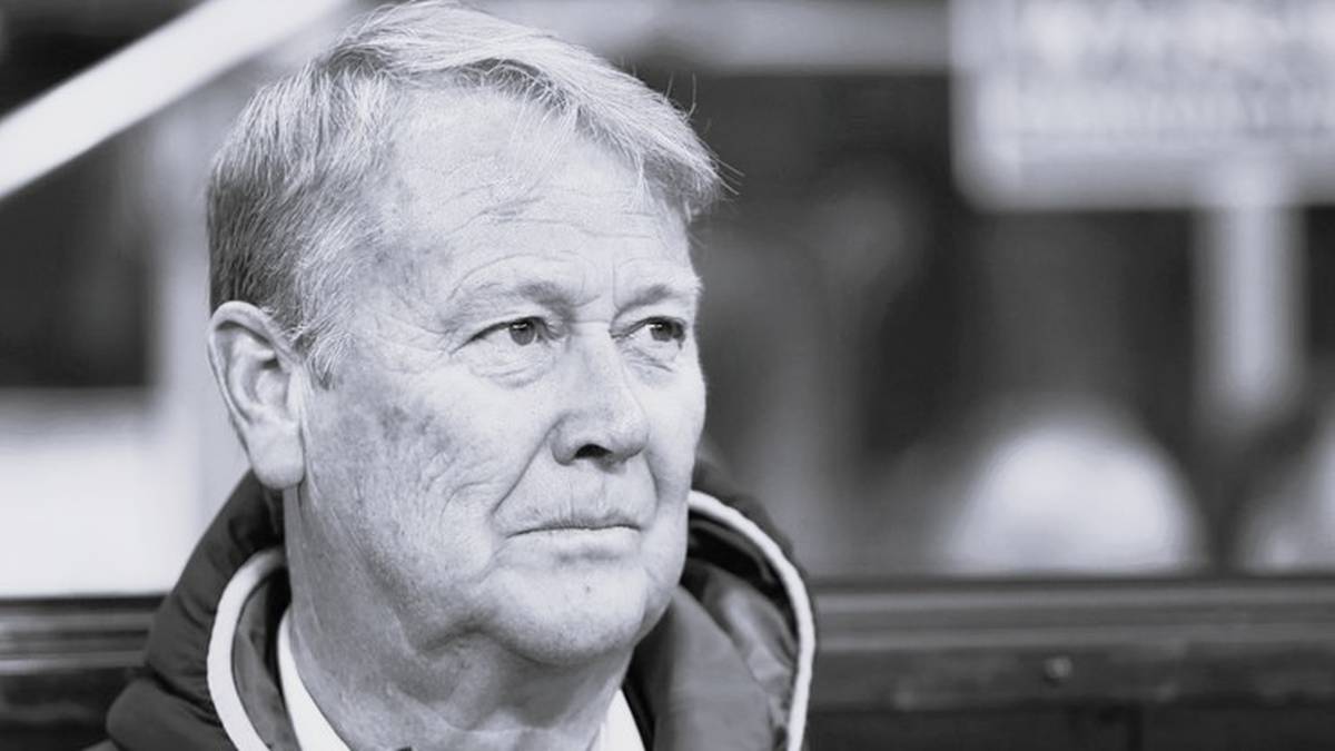 Portret starszego mężczyzny z siwymi włosami, patrzącego w bok z zamyślonym wyrazem twarzy.