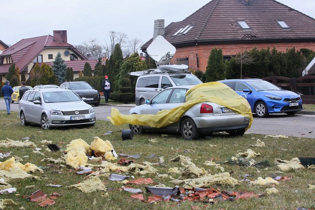 Usuwanie zniszczeń po przejściu trąby powietrznej w Sośnicy (pow. pleszewski) w południowej Wielkopolsce