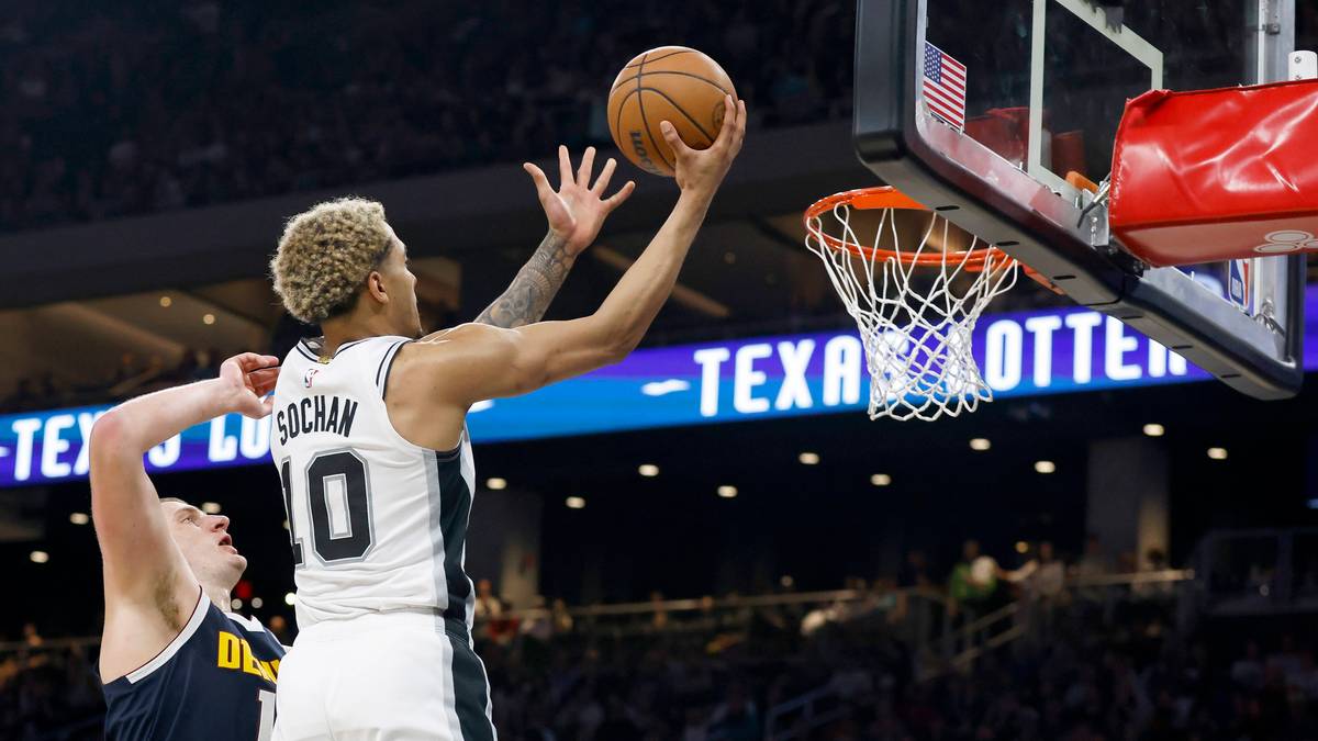 Koszykarz Jeremy Sochan w akcji podczas meczu NBA, próbuje zdobyć punkty.