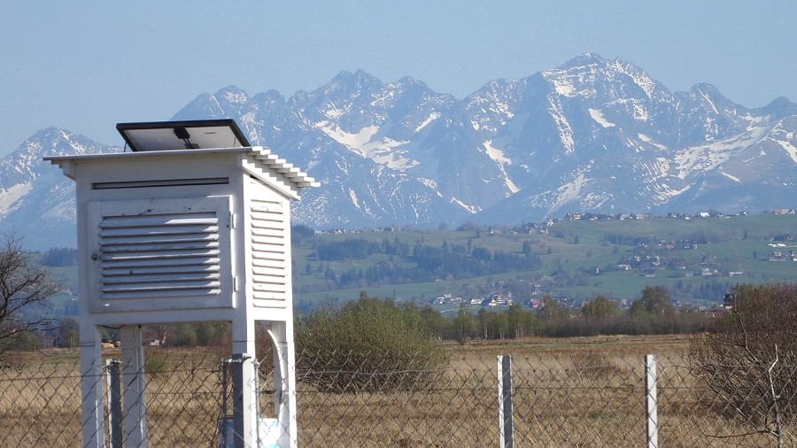 Stacja meteo na torfowisku w Czarnym Dunajcu na Podhalu. Fot. Arnold Jakubczyk.