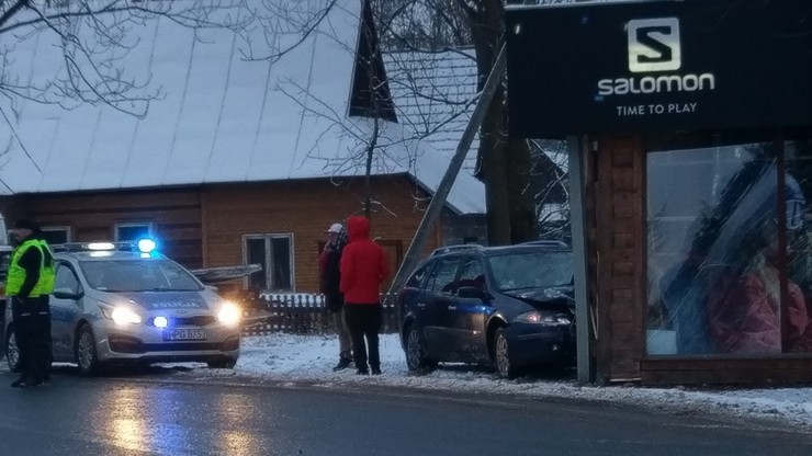 Samochód wjechał w budynek wypożyczalni nart w Białce Tatrzańskiej