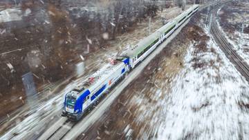 Pociąg utknął w zaspie. 180 pasażerów uwięzionych w wagonach