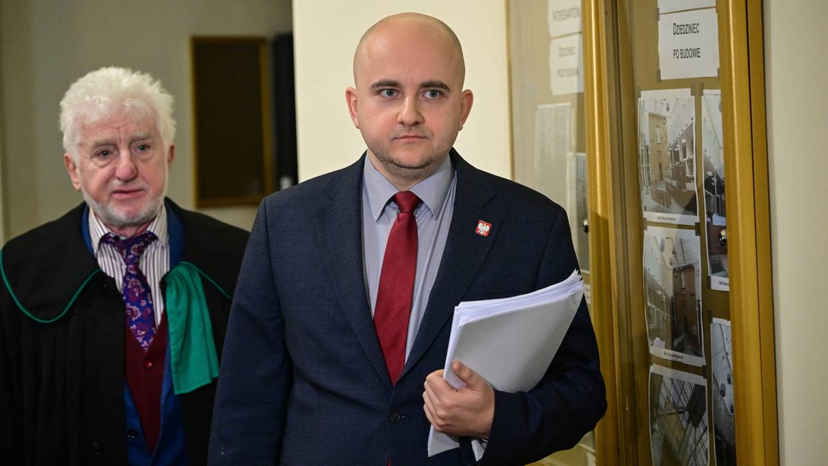 Dariusz Matecki zjawił się w sądzie. W tle jego państwowa posada