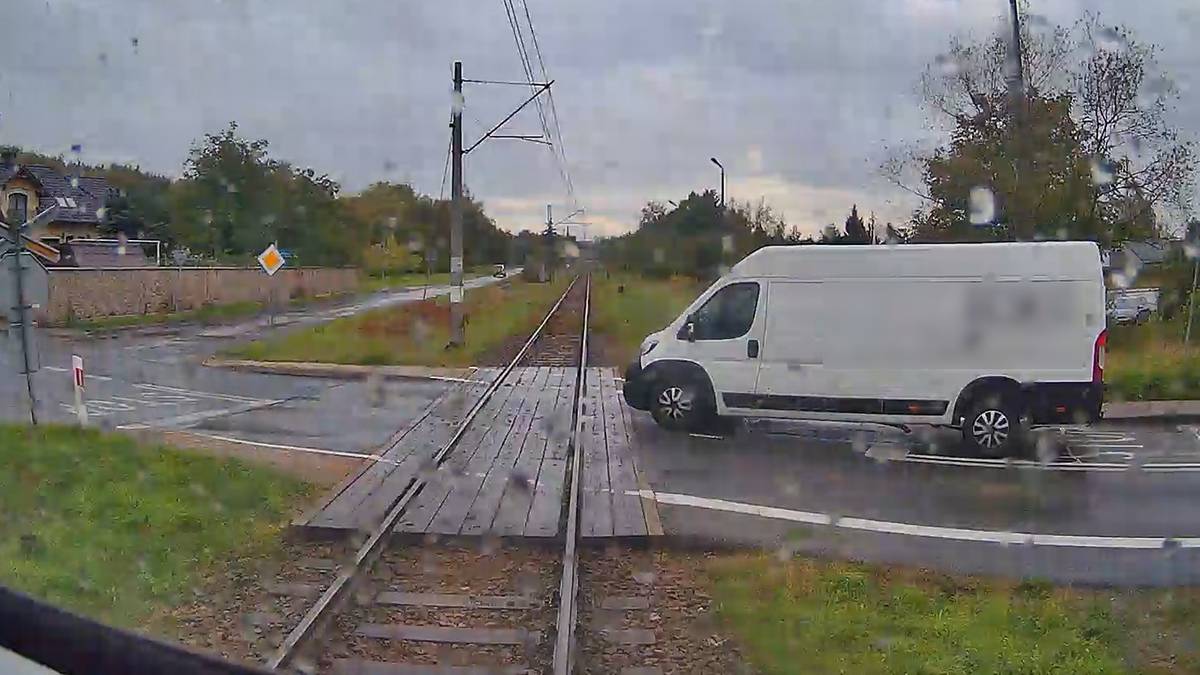 Wjechał busem tuż przed pociąg. Pokazano nagranie z kabiny maszynisty