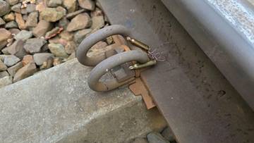 Naboje podłożone na tory. "Prowokacja i sprawdzenie służb"