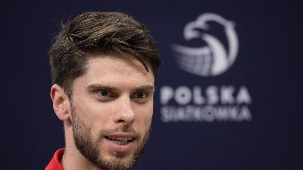 Portret siatkarza z kr&oacute;tką brodą na tle logo "POLSKA SIATK&Oacute;WKA".