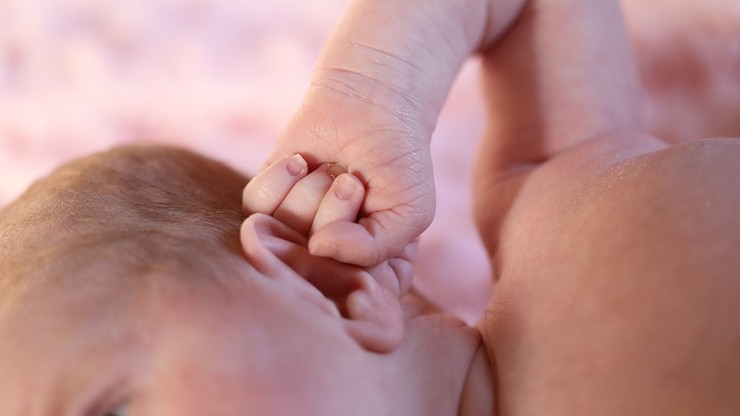 Noworodek może zarazić się koronawirusem od matki? Wyniki badań