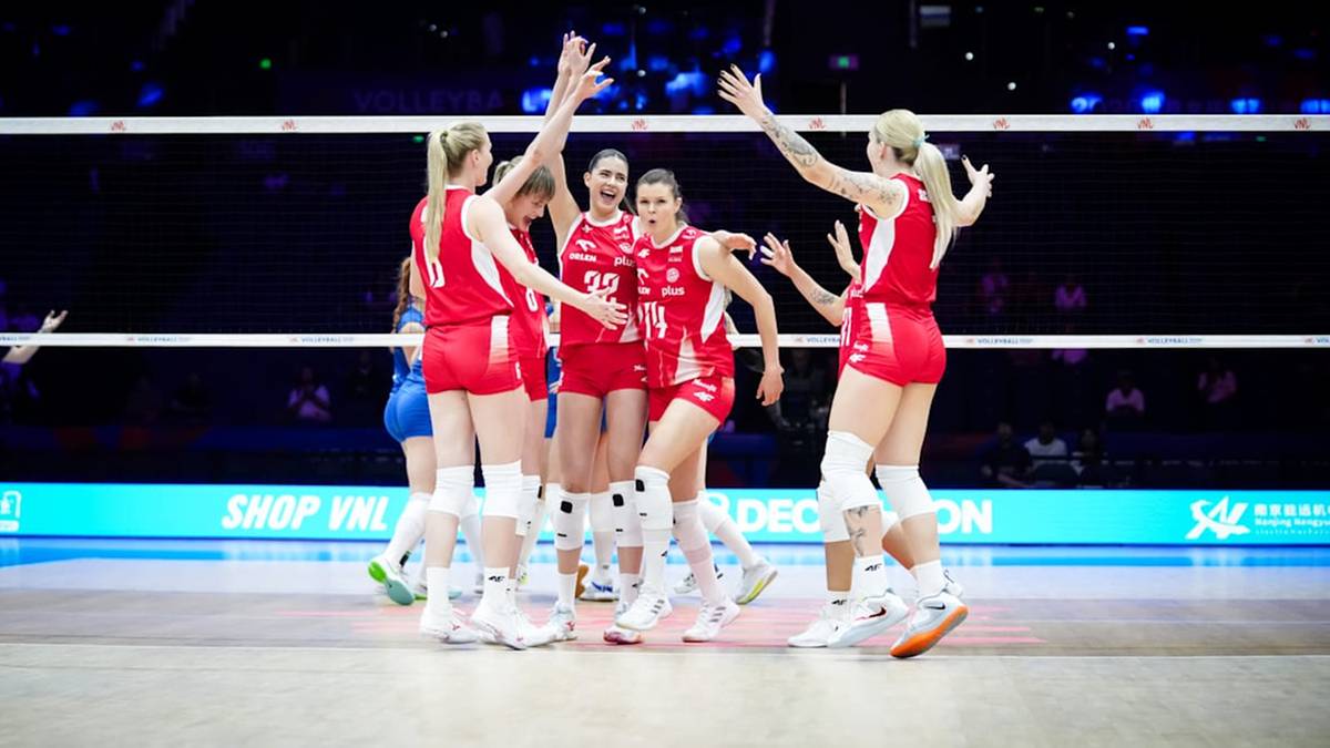 Siatkarki reprezentacji Polski świętujące zdobycie punktu lub zwycięstwo na boisku.