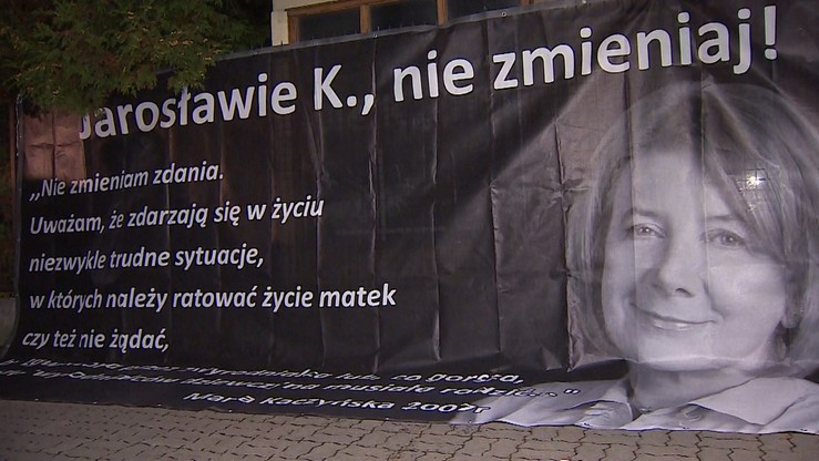 Protest przed domem Jarosława Kaczyńskiego. Na plakacie m.in. słowa Marii Kaczyńskiej