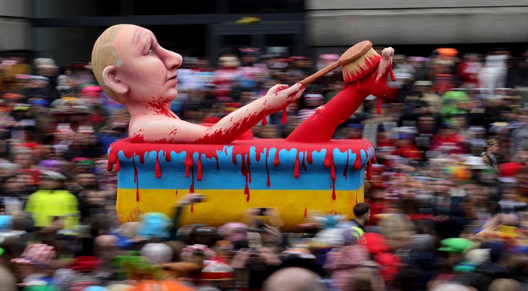 Niemcy: Putin w wannie pełnej krwi. Satyra na paradzie w Düsseldorfie