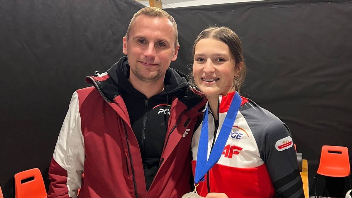 Kornelia Woźniak z medalem i trenerem