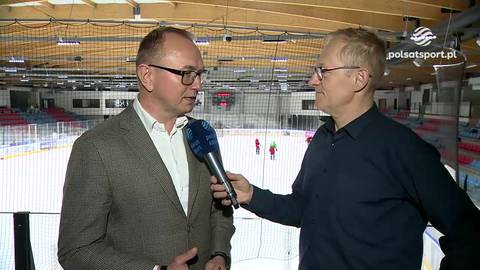 Prezes PZHL Krzysztof Woźniak udziela wywiadu na tle lodowiska.