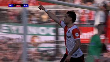 Piłkarz Feyenoordu Rotterdam świętuje zdobycie bramki na 1:1 w meczu przeciwko Ajaxowi Amsterdam.
