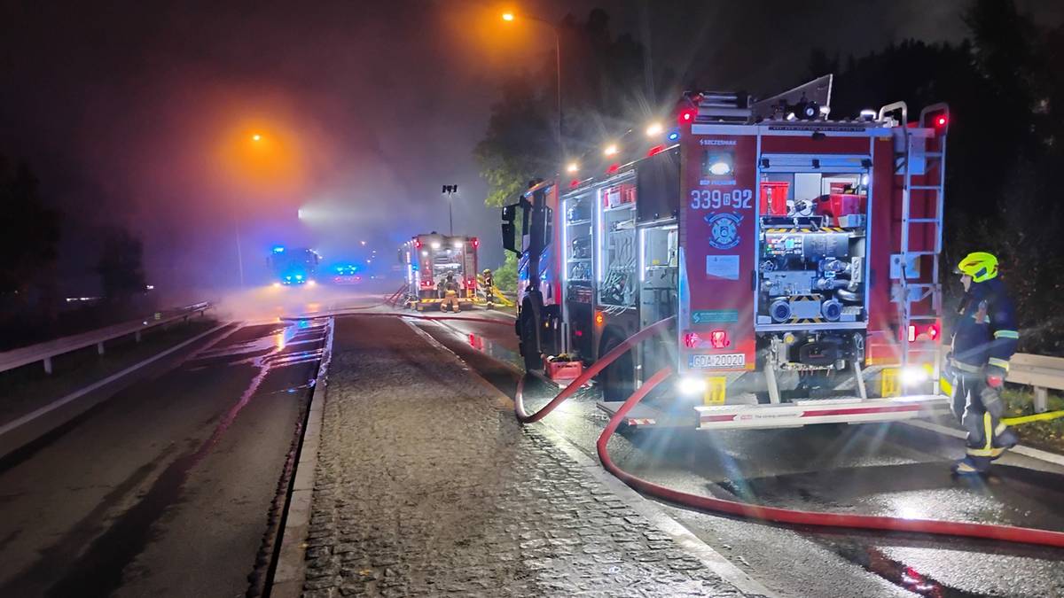 Nocny pożar hali w Pomorskiem. Służby z apelem do mieszkańców