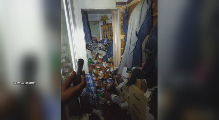 "Interwencja": chorobliwie gromadzi śmieci w mieszkaniu. Sąsiedzi nic nie mogą zrobić