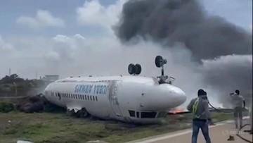 Katastrofa lotnicza w Somalii. Samolot przewrócił się na dach i stanął w ogniu