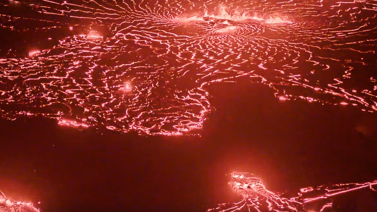 Erupcja wulkanu na Hawajach. Fontanny lawy sięgają 10 metrów