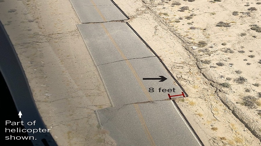 Poprzesuwana nawierzchnia jednej z pustynnych dróg w Kalifornii po wstrząsach. Fot. Google Earth / DigitalGlobe / Sotiris Valkaniotis.
