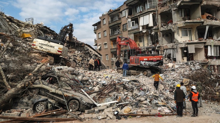 Trzęsienie ziemi w Turcji. Pojechali na pogrzeb ojca. Budynek, w którym mieszkali, zawalił się