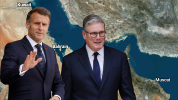 Zdjęcie przedstawia dw&oacute;ch polityk&oacute;w na tle mapy Bliskiego Wschodu z zaznaczonymi lokalizacjami takimi jak Kuwejt, Bahrajn i Maskat.