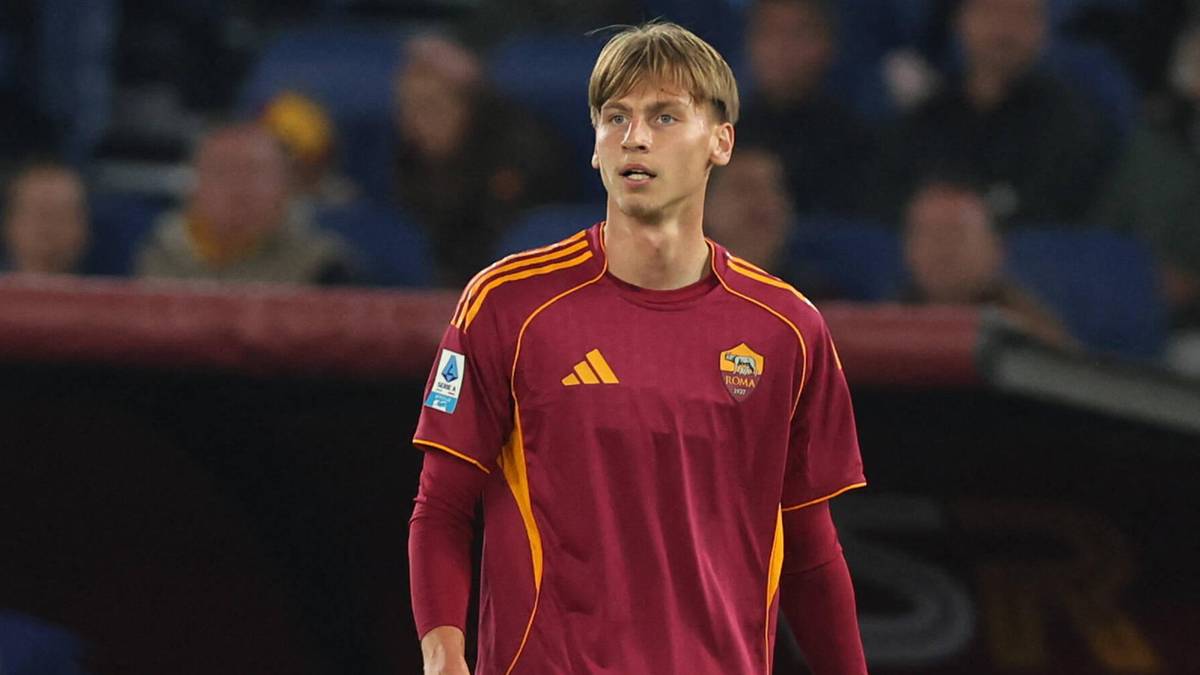 Piłkarze AS Roma w akcji, jeden z nich leży na murawie.