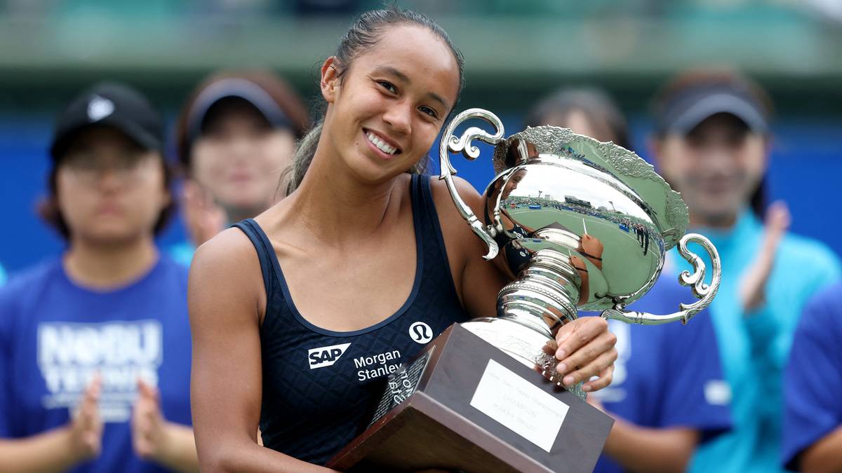 Leylah Fernandez, wicemistrzyni US Open, trzymająca puchar.