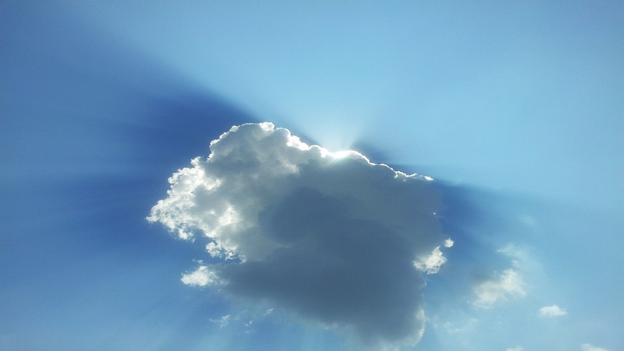 Chmura kłębiasta przysłania Słońce. Fot. Leszek Rogulski / TwojaPogoda.pl