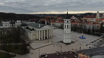 Widok z góry na plac katedralny w Wilnie z katedrą i dzwonnicą.