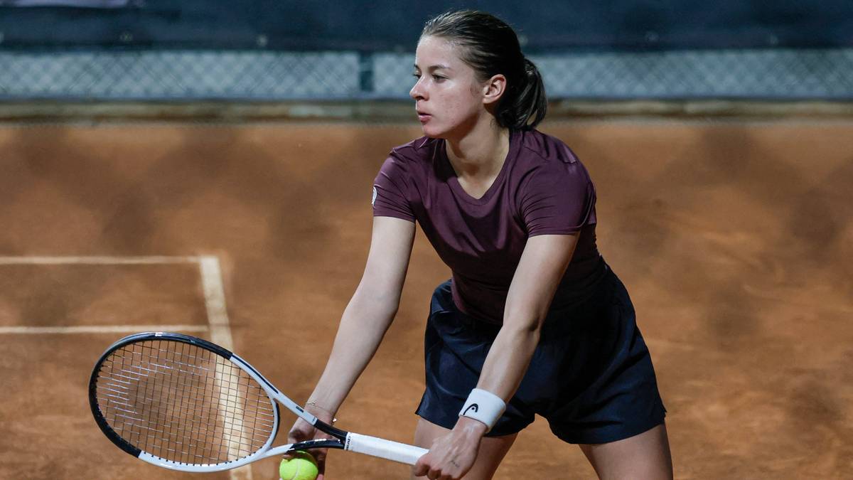 Tenisistka Maja Chwalińska z rakietą tenisową na korcie