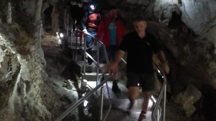 Polak stracił przytomność w popularnej jaskini w Tatrach Bielskich. Do karetki wynieśli go ratownicy